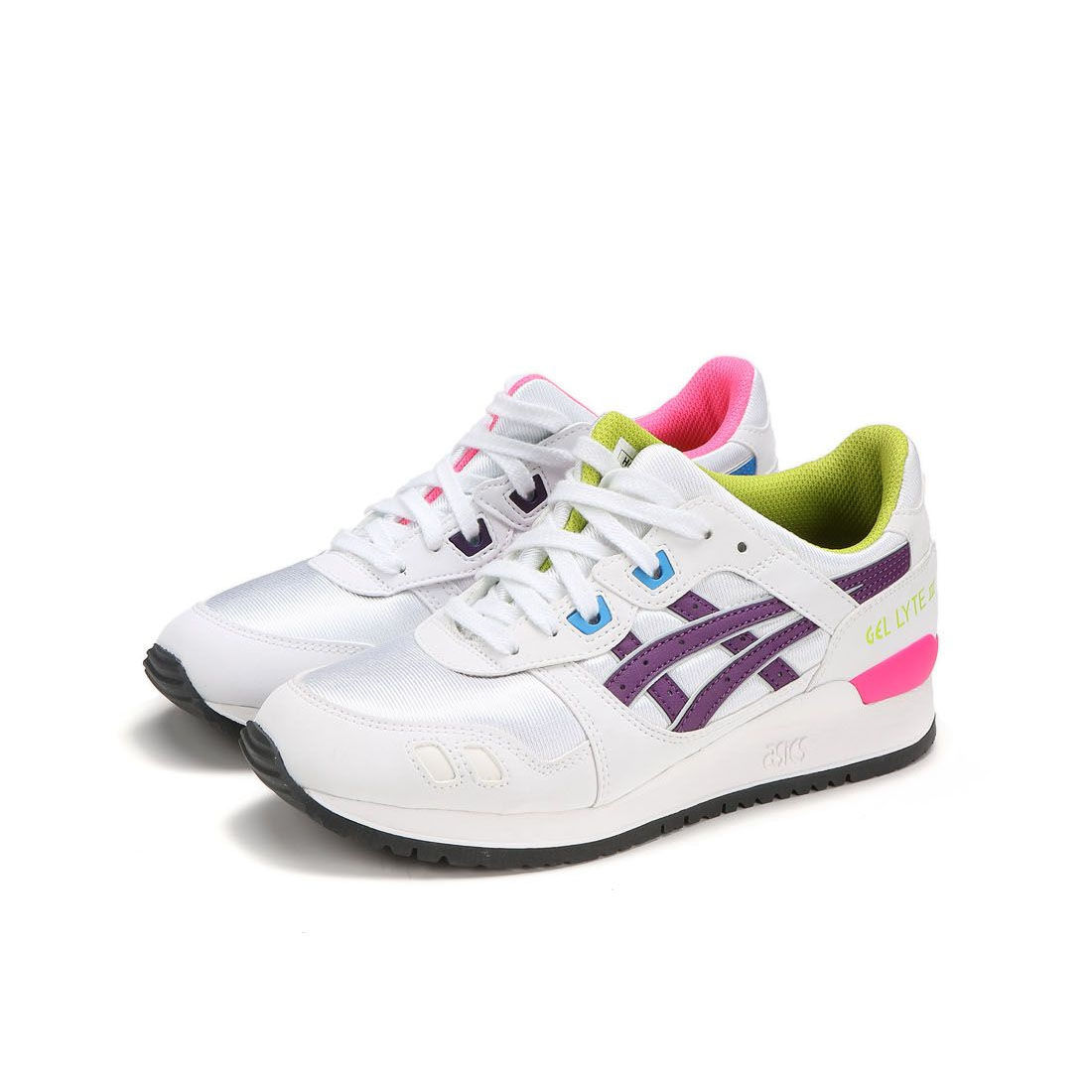 Women's sports shoes