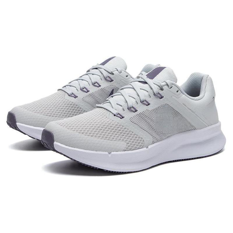 Women's sports shoes